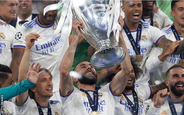 Karim Benzema lifts the Champions League trophy in 2022