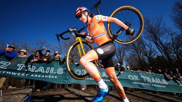 Marianne Vos on her way to cyclocross world gold in 2022