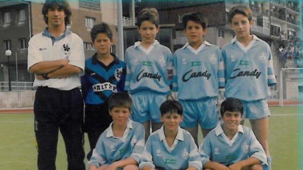 A young Mikel Arteta poses in a team shot with his Antiguoko team-mates
