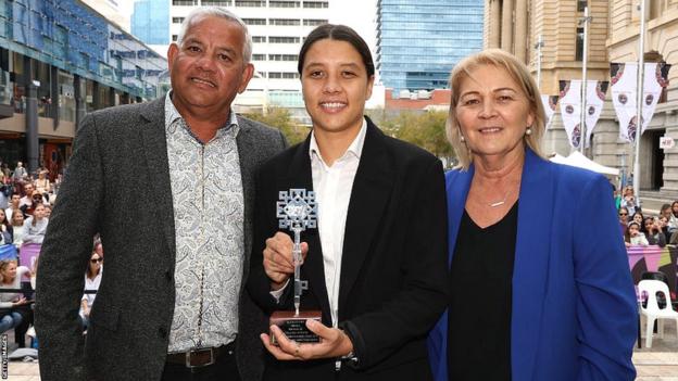 Sam Kerr with parents Roger and Roxanne, being presented with the key to the her hometown of Perth