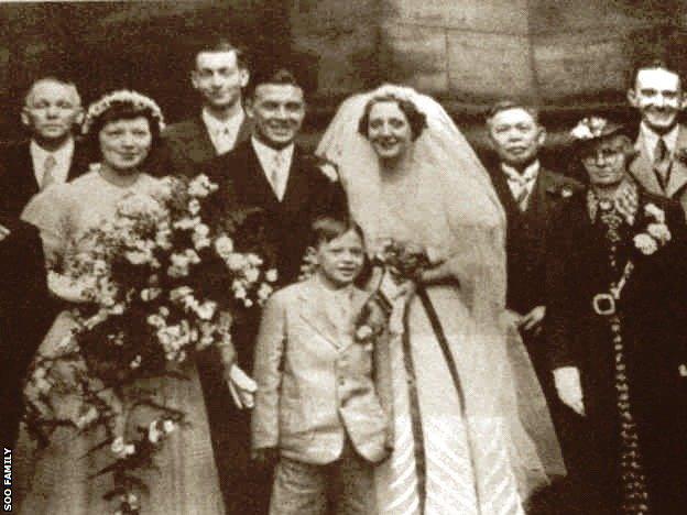 Frank Soo and wife Beryl Lunt pose with family after their wedding