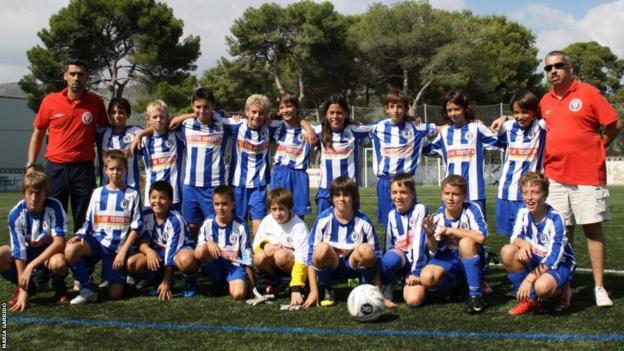 A team picture of SD Ribes youths in blue and white shirts