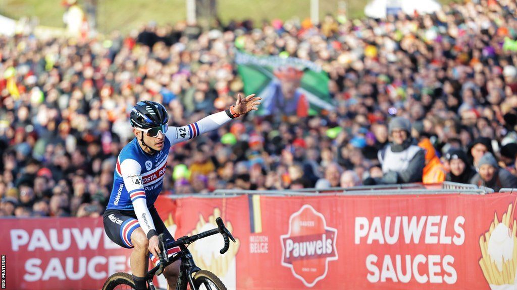 Felipe Nystrom acknowledges the crowd at at cyclocross event