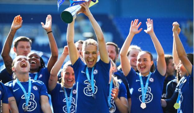 Melanie Leupolz lifts the Women's Super League trophy with her Chelsea team-mates